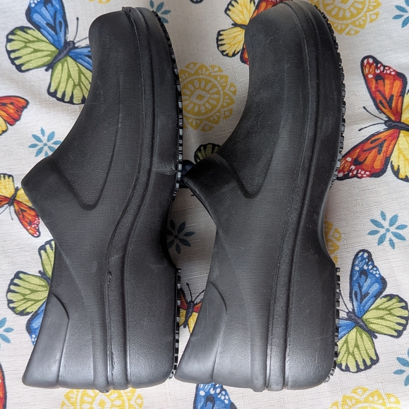 CROCS Women's Black Shoes - Picture 3 of 3